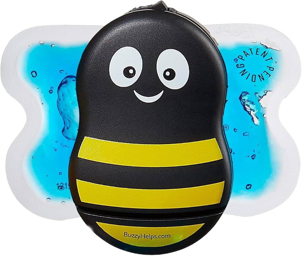 Dispositivo Buzzy aplicado no braço de uma criança durante a vacinação
